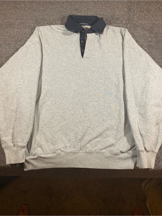 Brandy Melville Sweaters - Brandy Melville Gray Sweatshirt with Black Collar